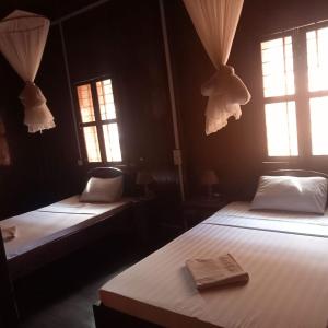 Nomad Guesthouse客房内的一张或多张床位