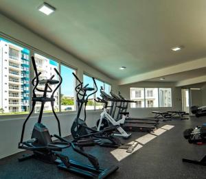 Fitness centrum a/nebo fitness zařízení v ubytování Luxury Apartment with Pool