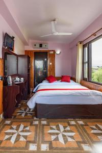 una camera da letto con un letto grande e una finestra di Hotel Monalisa Chitwan a Sauraha
