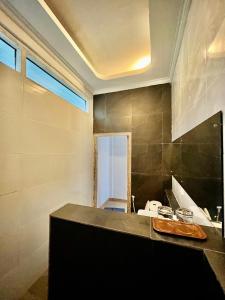 baño con encimera negra y lavamanos en Sanctum Hotel and Dive- Nusa Penida, en Nusa Penida