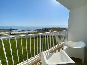 a balcony with two chairs and a view of the ocean at Studio neuf 35m² pour 3 pers, vue mer, WIFI, parking privatif - FR-1-478-39 in Quiberon