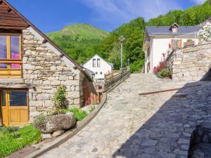 a cobblestone street in a village with a building at Maison Grust, 5 pièces, 12 personnes - FR-1-402-110 in Grust