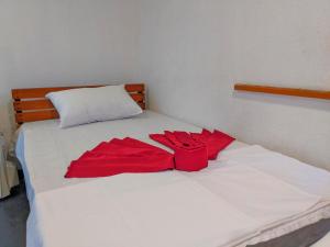 Un pat sau paturi într-o cameră la Salute Holiday Resort