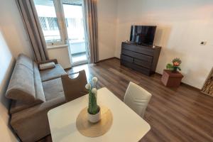 salon z kanapą i stołem w obiekcie LÉO Apartment w Budapeszcie