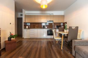 Kuchyňa alebo kuchynka v ubytovaní LÉO Apartment
