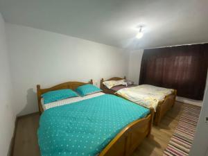 two twin beds in a room with at Cabana Trif in Arada