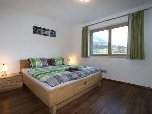 una camera con un grande letto e una finestra di beautiful and spacious holiday apartment Luxner in Kaltenbach a Kaltenbach