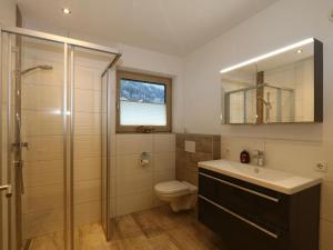 Kúpeľňa v ubytovaní Large holiday flat in Kaltenbach near the ski area + 29 fotografií