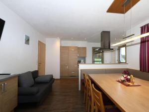 Kuchyňa alebo kuchynka v ubytovaní Large holiday flat in Kaltenbach near the ski area