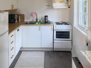 Kuhinja ili čajna kuhinja u objektu Four-Bedroom Holiday home in Lindesnesnes 1