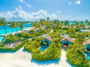 南マーレ環礁にあるHard Rock Hotel Maldivesのリゾートの空中を望む