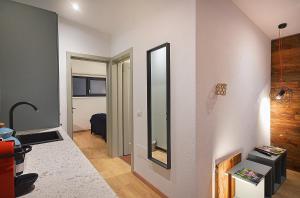 ein Wohnzimmer mit einem Wandspiegel in der Unterkunft Kub House Village in Slănic-Moldova + 46 Fotos