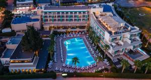 TUI Blue Barut Andız - All Inclusive - Adults Only في سيدي: اطلالة جوية على فندق مع مسبح