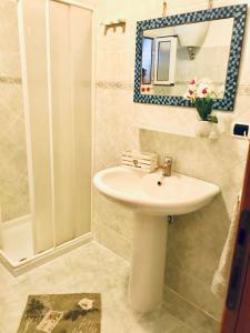 La salle de bains est pourvue d'un lavabo et d'un miroir. dans l'établissement Casal Baratz, à Santa Maria la Palma