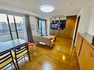 un soggiorno con un divano e un tavolo di Hotel EL 8（宇都宮駅東口） a Utsunomiya