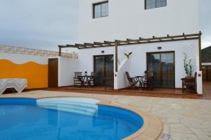 eine Villa mit Swimmingpool und Terrasse in der Unterkunft Casa la Ermita in Máguez
