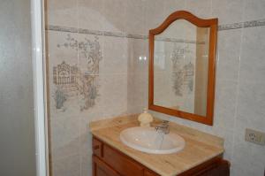 ein Badezimmer mit Waschbecken und Spiegel in der Unterkunft Casa la Ermita in Máguez