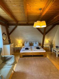 a bedroom with a bed and a couch in a room at Landhaus einer Malerin in Poseritz