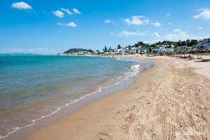 uma praia com muita areia e o oceano em COSY Apartment in La Marsa Corniche - Beach em La Marsa