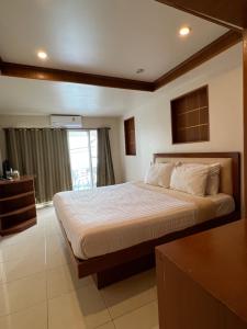 een slaapkamer met een groot bed in een kamer bij Seaside Palace Hotel in Koh Samui 