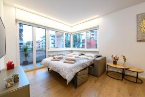 Voodi või voodid majutusasutuse Lake Modern Suites - Free Parking toas