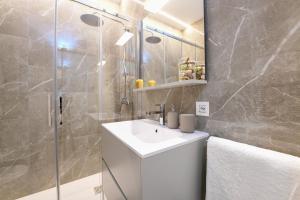 Vannituba majutusasutuses Lake Modern Suites - Free Parking
