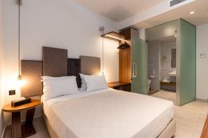 Postel nebo postele na pokoji v ubytování DOM Boutique Hotel