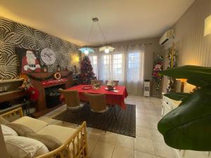 uma sala de estar com uma mesa vermelha e uma árvore de Natal em LA SOLANA em Saint-Laurent-de-la-Salanque