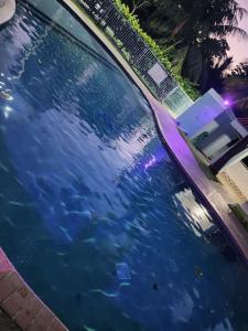 A piscina localizada em Fall in Love to Endless Summer. Charm and Private ou nos arredores