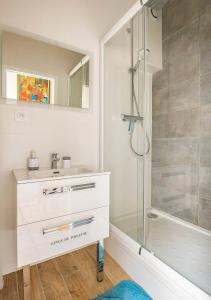 ボルドーにあるDuplex-terrasse-parking-climatisationの洗面台とシャワー付きのバスルーム +60枚の写真