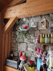 Alpe di Sara في فيومالبو: غرفة بجدار حجري مع ديكورات عيد الميلاد