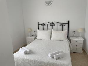 Cama ou camas em um quarto em Apartamentos Dulcemar Frente al Mar con zona SPA
