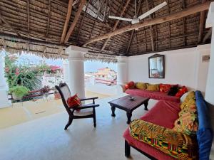 een woonkamer met een bank en een tafel bij Makubwa House in Lamu