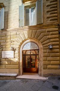 ein Gebäude mit Eingang zu einem Geschäft in der Unterkunft Albergo Tre Donzelle in Siena