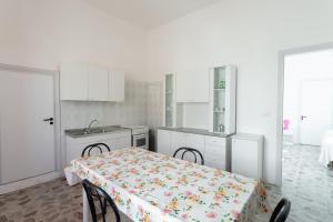 Kuchyň nebo kuchyňský kout v ubytování Appartamento fronte mare e spiaggia