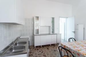 Kuchyň nebo kuchyňský kout v ubytování Appartamento fronte mare e spiaggia