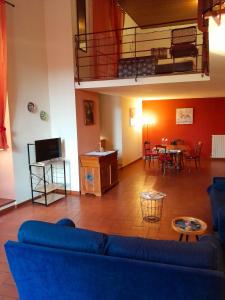 斯波萊托的住宿－Appartamento Central Palace Spoleto，带沙发的客厅和用餐室