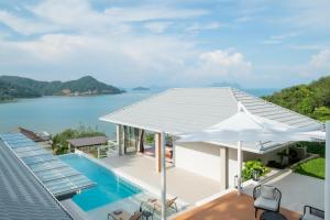 波灣的住宿－L'Archipel Sea View Pool Villa，享有带游泳池的房屋的空中景致