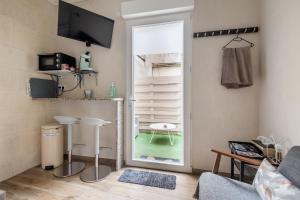 ein Wohnzimmer mit einer Tür, die auf eine Terrasse führt in der Unterkunft Studio en Duplex-Aircon-Terrasse-Parking-Calme in Bordeaux