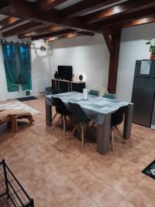 a dining room with a table and chairs in a room at maison de campagne au calme in Chuelles
