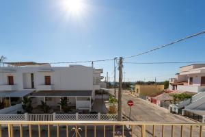 Photo de la galerie de l'établissement Appartamento fronte spiaggia e vista mare climatizzato, à Torre Mozza 4 autres photos