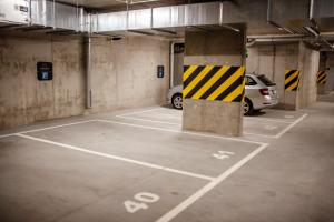 pusty garaż z zaparkowanymi samochodami w obiekcie Apartamenty Stare Miasto Zamość, Prywatny Parking, Winda w mieście Zamość