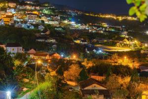 uitzicht op een stad in de nacht bij Casa Home - Dalat Valley View in Da Lat