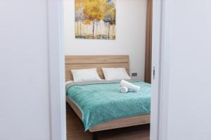 1 dormitorio con 1 cama y una pintura en la pared en Apartments in the Terra residential complex 15, en Almaty
