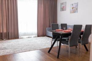 comedor con mesa negra y sillas en Apartments in the Terra residential complex 15, en Almaty