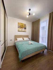 Un dormitorio con una cama grande y una ventana en Apartments in the Terra residential complex 15, en Almaty
