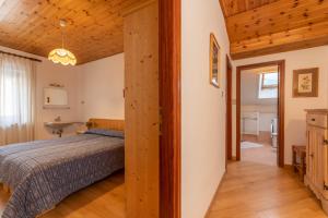 a bedroom with a bed and a desk in a room at Ciasa Pelin in Moena