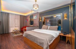 een slaapkamer met een groot bed en een rode bank bij 216 Eagle Palace Suite in Istanbul