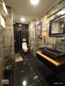 een badkamer met een wastafel en een toilet bij 216 Eagle Palace Suite in Istanbul