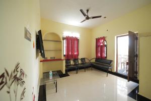 本地治里的住宿－Karthik residence，客厅配有椅子和吊扇